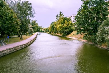 Belarus 'un başkenti Minsk' te bir parkta Svislach Nehri.