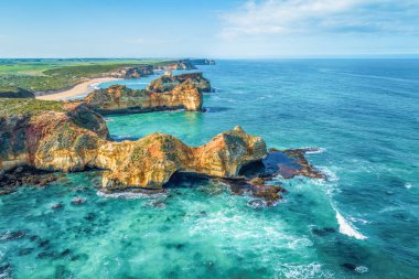 Victoria, Avustralya 'da sürekli okyanus dalgaları tarafından aşınan kayalar.