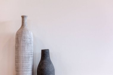 İki dekoratif modern vazo - uzun ve kısa beyaz duvara karşı fotokopi alanı yakın plan
