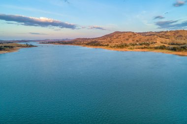 Gün batımında Murray Nehri ve Hume Gölü arasındaki köprü - hava manzarası