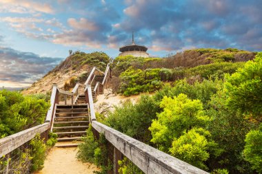 Sorrento Ocean Beach yakınlarındaki Coppins Gözcüsü 'ne çıkan uzun tahta merdivenler. Mornington Yarımadası, Melbourne, Avustralya