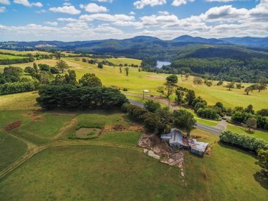 Sıcak yaz gününde kırsal hava manzarası