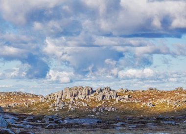 Kosciuszko Dağı yakınlarındaki parlak güneşli bir günde kayalık ortaya çıkıyor.