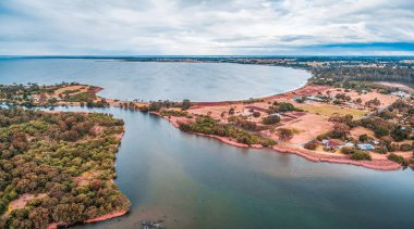 Jones Körfezi 'nin Gippsland Gölleri Reserve' deki havadan panoramik görüntüsü, Victoria, Avustralya