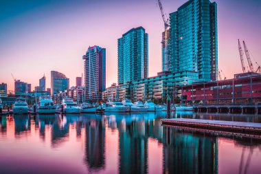 Rıhtımlar, Melbourne yüksek binaları şafak vakti demirlemiş yatlar.