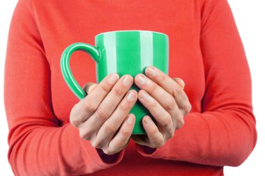 Büyük bir fincan çay tutan kadın elleri fotokopi çekilecek.