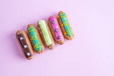 Pembe arka planda çapraz sırada Fransız eklerleri. Kopyalama alanı olan üst görünüm