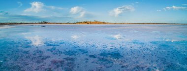 Tuz gölüne yansıyan geniş bulut manzarası