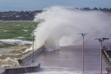 Mornington İskelesi ve dalgakıran üzerinde büyük bir dalga var. Melbourne, Avustralya