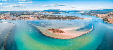 Sığ okyanus suyu ve kıyı şeridinden oluşan hava manzarası. Narooma, NSW, Avustralya