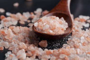 Himalaya pembe kaya tuzu ahşap kaşıkta yakın plan