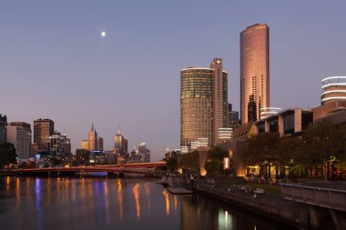 Melbourne CBD - APR 17 2016: Yarra Nehri ve Crown Kumarhanesi üzerindeki Kings Köprüsü ile alacakaranlıkta şehir manzarası.