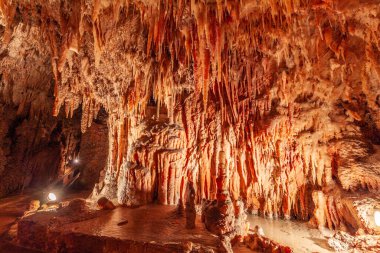 Kosciuszko Ulusal Parkı, NSW, Avustralya 'daki güzel bir mağarada birçok sarkıt