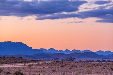 Güney Avustralya 'da alacakaranlıkta engebeli dağ tepeleri katmanları