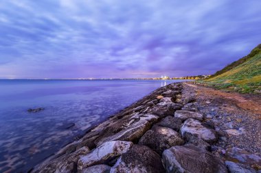 Alacakaranlıkta sahilde çekilmiş deniz manzarası, Mornington Yarımadası, Victoria, Avustralya