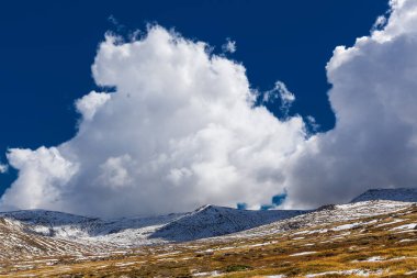 Karla kaplı muhteşem beyaz bulutlar Avustralya Alpleri