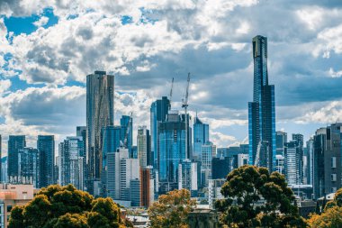 Melbourne, Avustralya - 25 Mart 2018: Parlak güneşli bir günde ünlü Eureka Kulesi ve Melbourne CBD şehir siluetinin görüntüsü