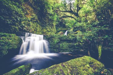 Mclean Falls, Catlins, Güney Adası, Yeni Zelanda 'dan küçük düşüşler.