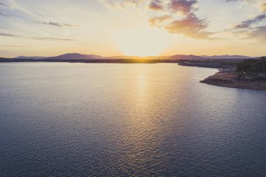 Hume Barajı ve Hume Gölü üzerinde günbatımı fotokopi alanı ile - hava manzarası