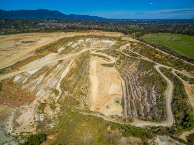 Kapalı maden ocağı ve dağların havadan manzarası
