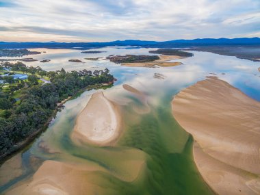 Hava manzarası - güzel gökyüzü sığ okyanus suyu ve kuma yansıyor