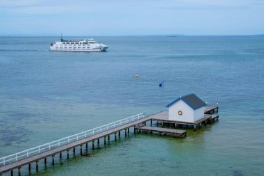 Phillip Limanı 'ndan geçen yolcu feribotu ahşap rıhtımın arkasında ve kulübede. Mornington Yarımadası, Melbourne, Avustralya