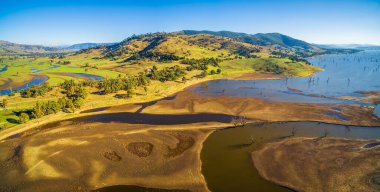Hume Gölü ve Avustralya kırsalının hava panoramik manzarası