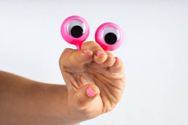 Komik karakter yaratığı ağzı açık, kadın eli ve şaşı gözleriyle resmedilmiş bir şekilde şaşırmış görünüyor. Kopyalama alanı olan beyaz üzerine izole edilmiş