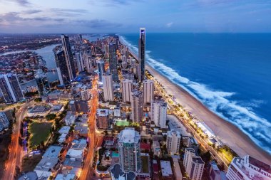 Gold Coast, Avustralya - 6 Ocak 2019: Sörfçüler Cenneti Geceleri gökyüzü