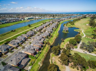 Güneşli bir günde Bonbeach banliyösü ve Patterson nehrinin havadan görünüşü. Melbourne, Avustralya