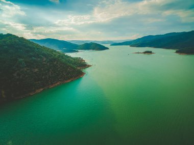 Avustralya 'daki Eildon Gölü' nün nefes kesici manzarası.
