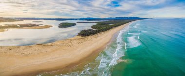 Avustralya 'da günbatımında vahşi okyanus kıyılarının hava manzarası