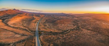 Parlayan Çakmaktaşlar Dağları 'ndan geçen Outback Karayolu - hava manzarası