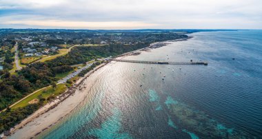 Okyanus kıyı şeridinin hava manzarası ve Flinders, Victoria, Avustralya rıhtımı.