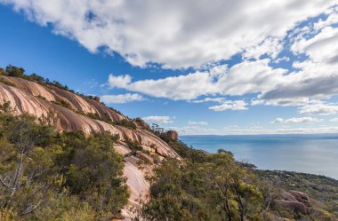 Amos Dağı 'nda alışılmadık kaya oluşumları ve renkler. Freycinet Ulusal Parkı, Tazmanya, Avustralya.