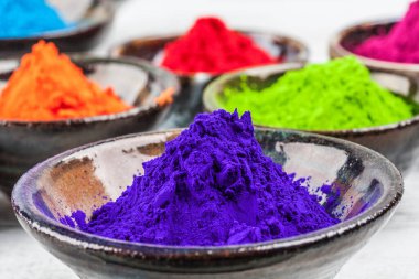 Holi Hint festivali için mor renkli boya tozu. Sığ alan derinliği.