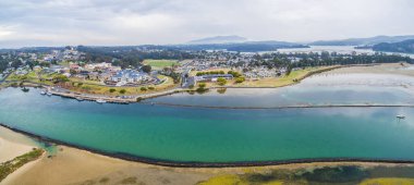 Narooma, NSW, Avustralya 'daki lüks evlerin hava manzarası.