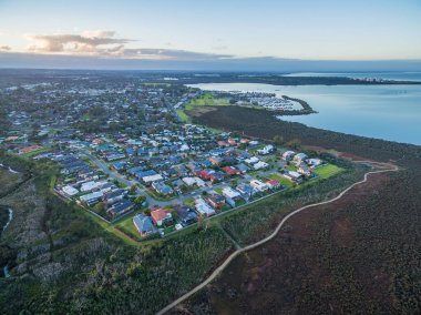 Hastings banliyösü ve Westernport Marina 'nın alacakaranlıktaki hava manzarası. Melbourne, Avustralya