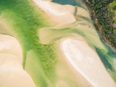 Alçak gelgitte sığ turkuaz okyanus sularının havadan görünüşü