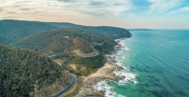 Meşhur Büyük Okyanus Yolu kıyı şeridi boyunca kıvrılıyor - hava manzarası