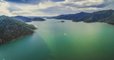 Dağlardaki güzel göl manzarası.