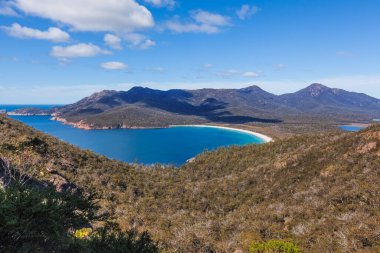 Freycinet Ulusal Parkı 'ndaki ünlü Wineglass Körfezi. Tazmanya, Avustralya