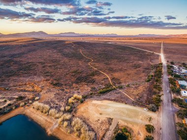 Gün batımında çorak arazi ve tepeler. Hava manzaralı. Hawker, Güney Avustralya