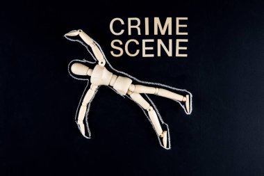 Yere tebeşirle çizilmiş ahşap kukla heykelcik ve 