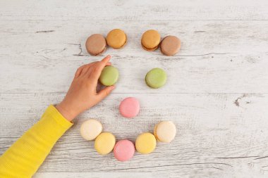 Çocuk, fotokopi alanı olan makaronlardan yapılmış gülen yüzlere göz koyuyor.