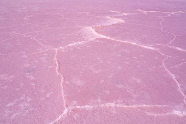 Avustralya 'daki pembe bir gölün rüzgârlı tuz desenlerine yakın çekim