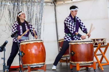 Melbourne, Avustralya - 6 Ekim 2019: Erkek ve dişi Taiko davulcuları canlı performans sırasında