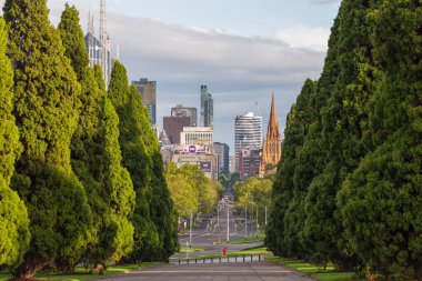 MELBOURNE - 31 Ocak 2016: Anma Tapınağı 'ndan Melbourne CBD' nin görüntüsü (koşan bir kişi)