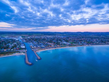 Akşam karanlığında Mornington Yarımadası 'ndaki Dromana banliyösünün havadan görüntüsü. Melbourne, Avustralya