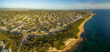 Gün batımında Melbourne 'daki Black Rock banliyösünün hava manzarası. Port Phillip Körfezi kıyı şeridi, Victoria, Avustralya